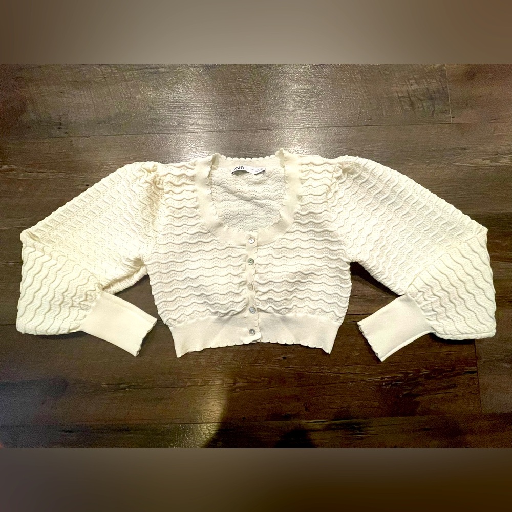 Zara Women’s Cream Cropped Cardigan with Textured Knit and Fitted Waistband Sz S